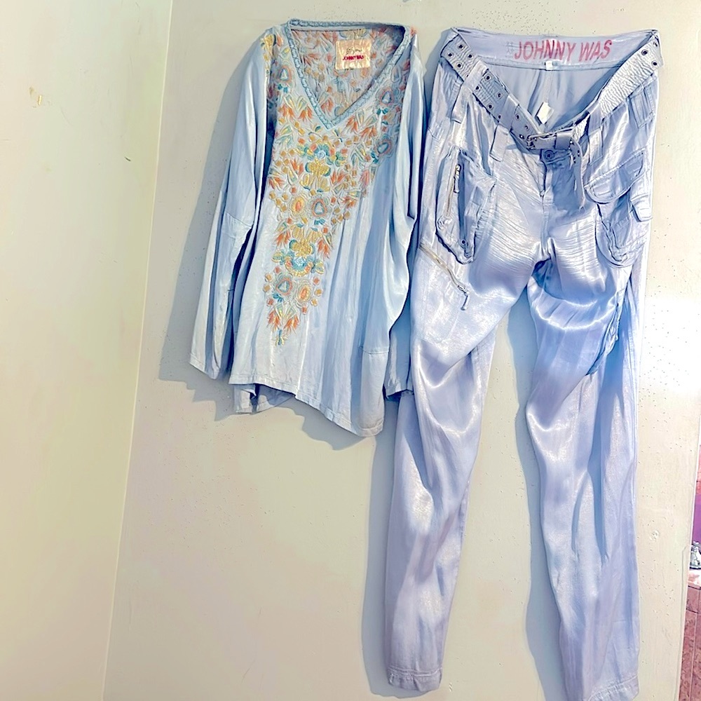 Johnny Was 2 piece blouse & cargo pants with 4 cargo pockets to the front. - Picture 3 of 13